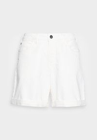 Shorts en denim blanc avec ourlets retroussés, fermeture à bouton et fermeture éclair sur le devant, et poches avant sur fond uni.