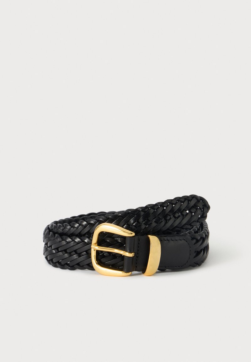Ceinture en cuir tressé noir avec boucle et passant en métal doré brillant, présentée enroulée sur un fond blanc.
