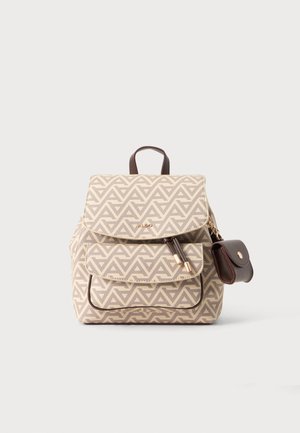 Sac à dos beige et marron à motifs avec une poche avant et une petite pochette marron attachée, présenté sur un fond clair uni.