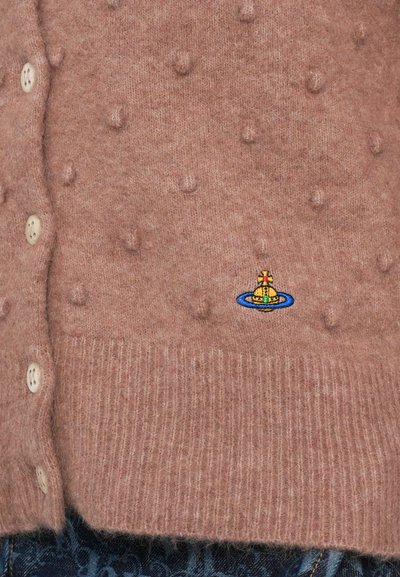 Cardigan de malha rosa com um padrão texturizado e pequenos relevos, bainha canelada e um design de barco colorido bordado perto da parte inferior.