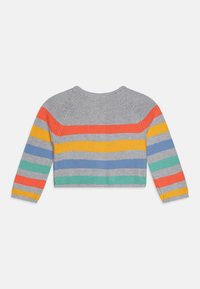 Gestreifter, gestrickter, kurzer Pullover mit horizontalen Streifen in Grau, Rot, Orange, Gelb, Petrol und Blau auf dem Rücken. Strukturiertes Gewebe.