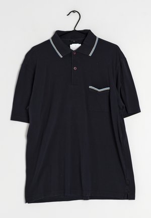 Schwarzes Poloshirt mit kurzen Ärmeln, Zwei-Knopf-Leiste, gestreiftem Kragen und Brusttaschenbesatz, hängend an einem schwarzen Bügel vor weißem Hintergrund.