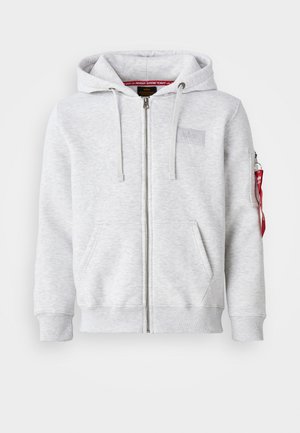 Hanorac cu fermoar de culoare gri deschis, confecționat dintr-un material moale, cu buzunar tip cangur, glugă cu șnur și un detaliu roșu pentru fermoar pe mânecă.