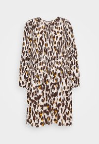 Šaty s dlouhým rukávem a kulatým výstřihem vyrobené z bílé látky, která má hnědý a žlutý abstraktní leopardí potisk. Rozšířený silueta.