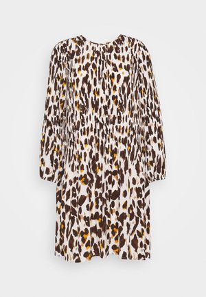 Pitkähihaista mekkoa, jossa on pyöreä pääntie, valmistettu valkoisesta kankaasta, jossa on ruskeaa ja keltaista abstraktia leopardikuosia. Leveä helma.