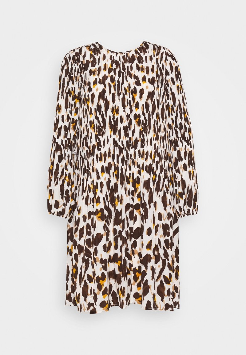 Šaty s dlouhým rukávem a kulatým výstřihem vyrobené z bílé látky, která má hnědý a žlutý abstraktní leopardí potisk. Rozšířený silueta.