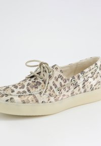 Buty sznurowane w panterkę z metalicznym wykończeniem, beżową gumową podeszwą i metalowymi przelotkami, z teksturowaną cholewką z zamszu.