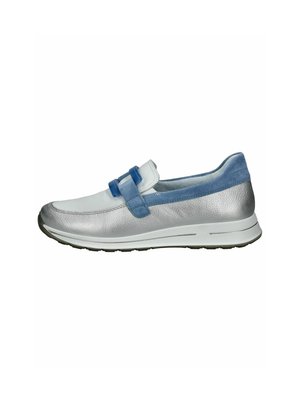 Chaussure à enfiler en métal argenté avec des accents en cuir blanc et en daim bleu. Comprend une sangle bleue et une tige texturée. Semelle en caoutchouc légère.