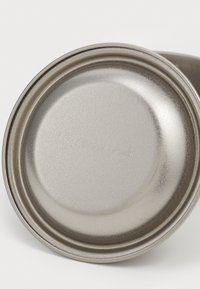 Metalbeholderbund med en glat, blank sølvfinish. Har et let nedsænket center og subtil branding graveret på overfladen.