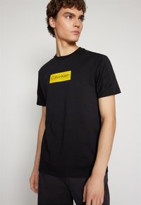 Calvin Klein RAISED RUBBER LOGO - Marškinėliai su spaudiniu - black