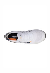 Baskets de sport blanches avec une tige en maille texturée, des accents noirs et des lacets. Présente un marquage orange et une forme élégante et épurée.