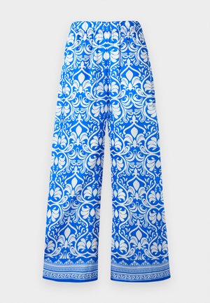 Blå og hvide brede bukser med elastisk talje og detaljeret blomster-damask mønster, der har en dekorativ kant ved kanten.