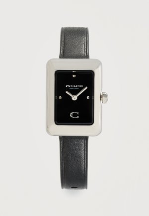 Reloj rectangular plateado con esfera negra, manecillas plateadas, marcadores de hora pequeños, logo de Coach y correa de cuero negra.