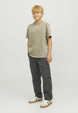 Grå meleret T-shirt med rund hals og korte ærmer, parret med mørke grå cargo bukser med sidelommer, og beige sneakers med grønne accenter.