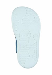 Weiße Gummisohle mit strukturierten Griffmustern und abgerundetem Design; mit eingeprägtem Markennamen "superfit" und Größe "22."
