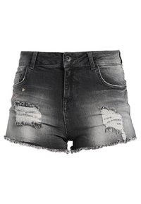 Shorts de mezclilla en negro deslavado, con detalles desgastados que incluyen dobladillos deshilachados y múltiples áreas rasgadas. Cuenta con botón frontal y bolsillos.