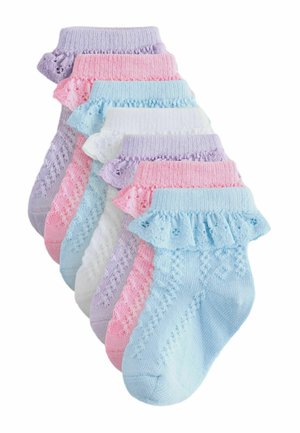 Sept paires de chaussettes pour bébé aux couleurs pastel bleu, rose, blanc et violet avec bordure à volants en dentelle et motifs en tricot texturés.