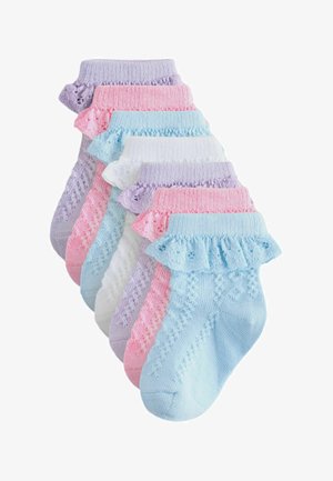 Zeven paar babysokjes in pasteltinten blauw, roze, wit en paars met kanten ruchezoom en gestructureerde breipatronen.