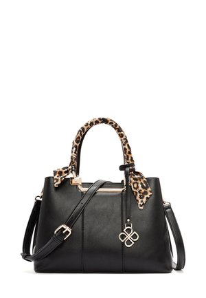 Borsa a mano in pelle nera con sciarpa staccabile in stampa leopardata sul manico, accessori in oro, tracolla rimovibile e un charm decorativo.