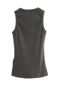 Top sin mangas de color gris oscuro con una textura acanalada, que presenta un escote redondeado y amplias sisas. Vista trasera, sin adornos.