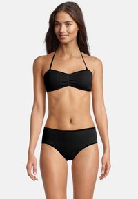 Zwarte bikiniset gemaakt van gestructureerde stof; bandeautop met geplooide details en halterbandjes, gecombineerd met hoge taille slip.