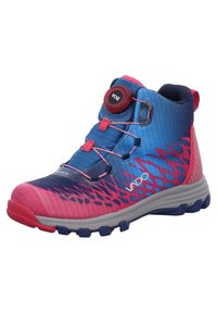 Zapatilla de senderismo vibrante en azul y rosa con una parte superior texturizada, sistema de cordones ajustable BOA y suela de goma rugosa para tracción.