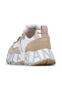 Sneaker chunky con una combinazione di materiali bianchi, rosa e beige, caratterizzata da un tallone in suede, accenti metallici e lettering audaci sulla suola.