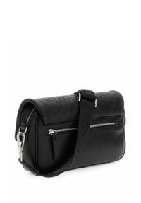 Borsa a tracolla in pelle nera con logo impresso, forma rettangolare, patta superiore, tasca frontale con cerniera e tracolla regolabile.