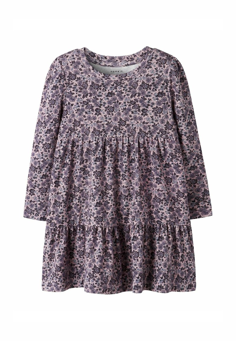 Robe longue à manches longues de couleur violette avec un motif floral, présentant une taille élastiquée et une jupe à volants. Fabriquée en tissu doux et texturé.