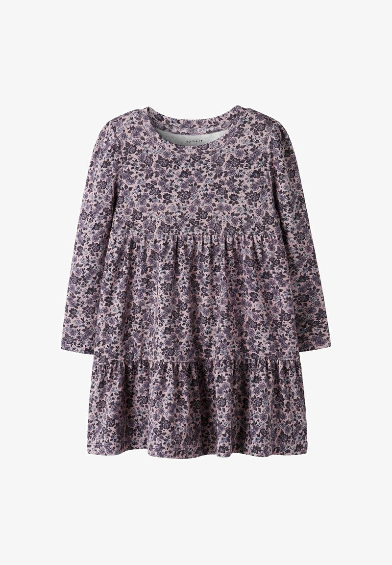 Fioletowa sukienka z długim rękawem, w kwiatowy wzór, z zmarszczoną talią i falbanistą spódnicą. Wykonana z miękkiej, teksturowanej tkaniny.