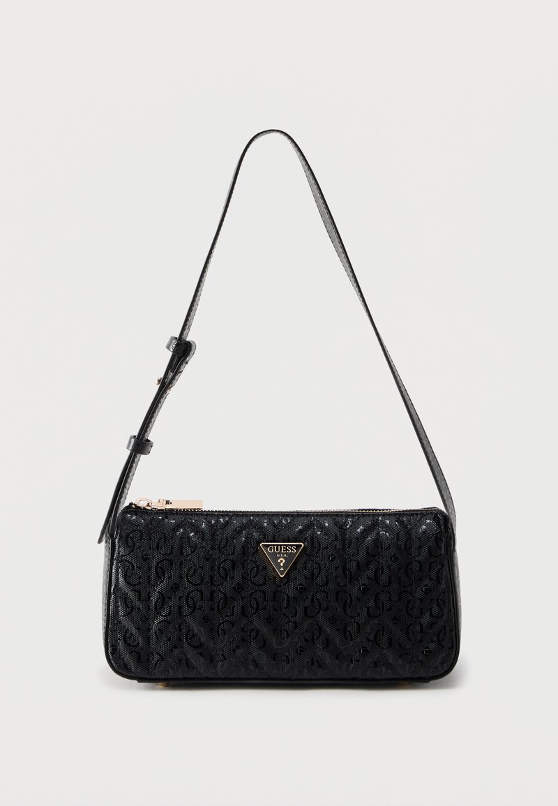 Sac bandoulière noir avec motif texturé, plaque logo Guess dorée et bandoulière réglable sur un fond clair uni.