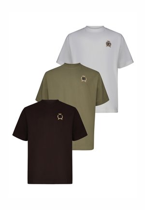 Tre ensfargede t-skjorter med rund hals i hvit, olivengrønn og svart, hver med et lite emblem i gull og svart på venstre bryst.