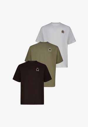 Tre ensfargede t-skjorter med rund hals i hvit, olivengrønn og svart, hver med et lite emblem i gull og svart på venstre bryst.