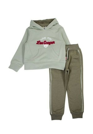 Sweat à capuche vert clair avec le texte "Have Fun Lee Cooper" et poche avant, associé à un pantalon de jogging vert olive avec des bandes latérales.