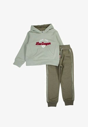 Sweat à capuche vert clair avec le texte "Have Fun Lee Cooper" et poche avant, associé à un pantalon de jogging vert olive avec des bandes latérales.