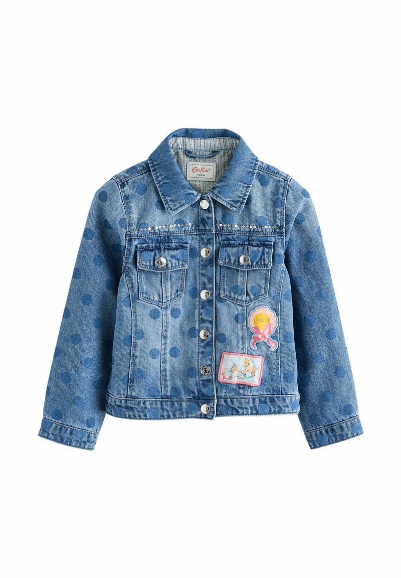 Veste en jean bleu pour enfant avec des pois foncés, des boutons argentés, deux poches poitrine et deux patchs brodés colorés à l'avant.