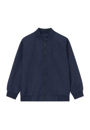 Granatowa kurtka bomber z przednim suwakiem, prążkowanym kołnierzem, mankietami i dołem, z subtelną naszywką na lewej piersi.