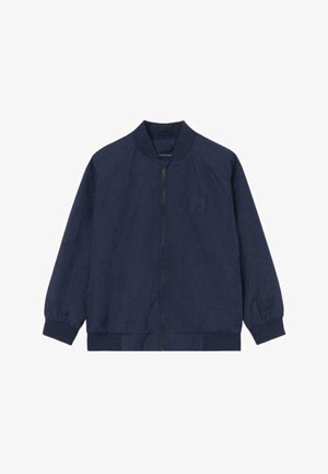 Granatowa kurtka bomber z przednim suwakiem, prążkowanym kołnierzem, mankietami i dołem, z subtelną naszywką na lewej piersi.