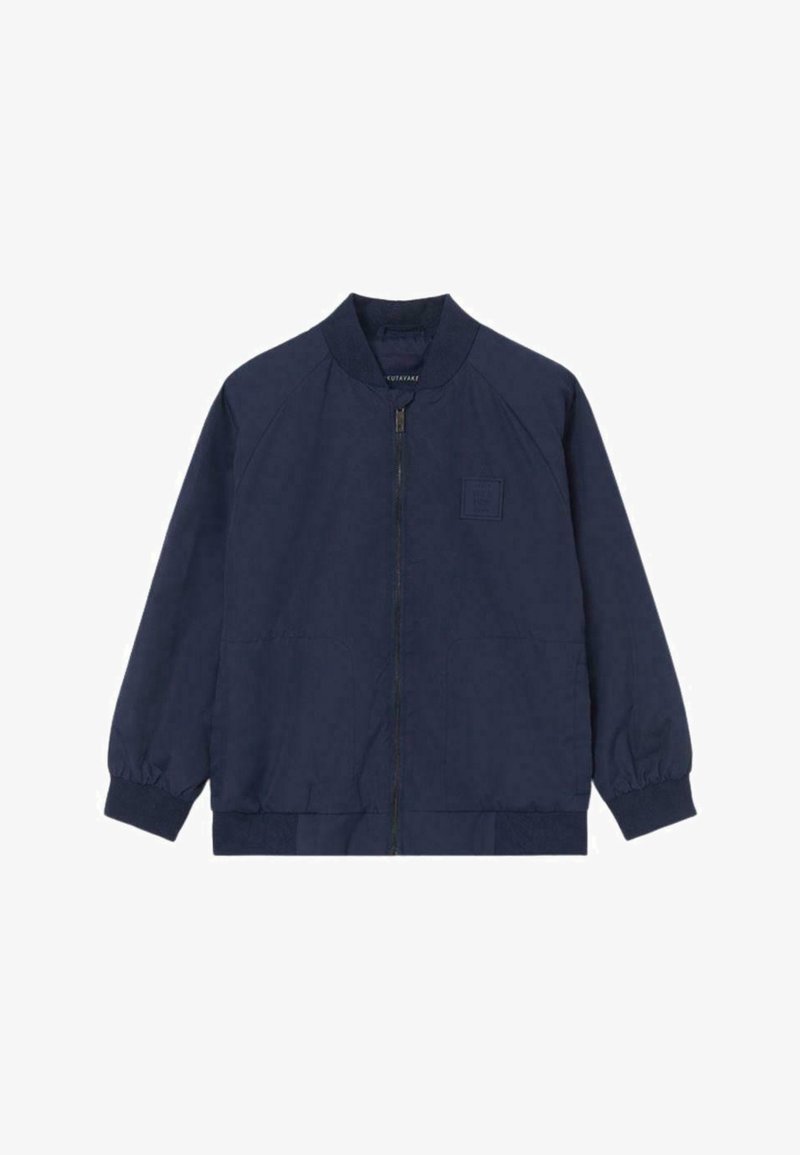 Veste bomber bleu marine avec fermeture éclair à l'avant, col, poignets et bas côtelés, avec un patch discret sur la poitrine gauche.