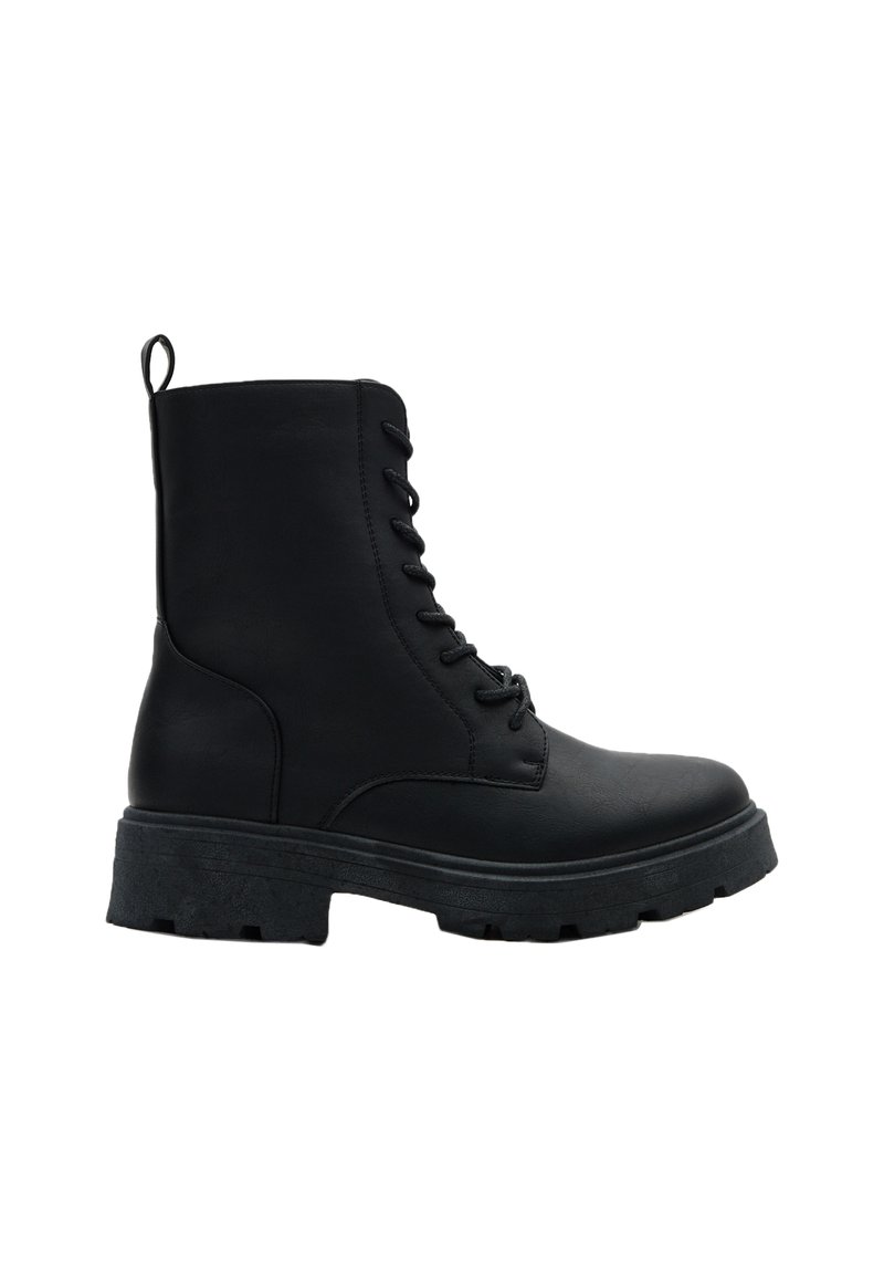 Botín de cuero negro hasta el tobillo, con puntera redonda, suela plana resistente, cordones en la parte delantera y una lengüeta en la parte posterior. Presenta un diseño minimalista y una textura duradera.