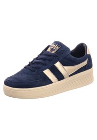 Sneaker blu navy con tomaia in suede, strisce decorative color crema, punta rotonda, suola piatta in gomma e logo sulla linguetta.