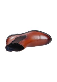 Botín Chelsea de cuero marrón con paneles laterales elásticos, punta afilada y acabado liso. Suela de goma negra con detalles de costura en el borde.