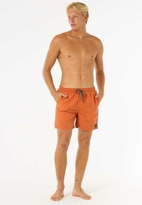 Shorts da nuoto da uomo in arancione, dotati di vita elastica con cordino, tessuto liscio e tasche laterali. Design semplice senza fantasie.