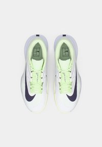 Λευκά και ανοιχτό πράσινα αθλητικά παπούτσια με υφή, διαθέτοντας το μοβ λογότυπο Swoosh και κορδόνια, και με επενδεδυμένη σόλα.