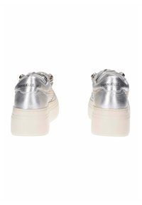 Sneaker metalliche argento con tomaia texturizzata, suola bianca spessa e sistema di allacciatura accentuato; marchiato sul tallone con "EMANUELLE VIE."