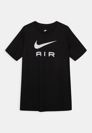 Czarny T-shirt z krótkim rękawem z białym logo Nike w kształcie łyżwy i napisem "AIR" na przodzie, okrągły dekolt, jednolite tło.