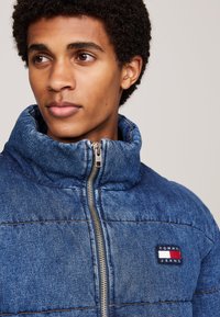 Tommy Jeans Giacca invernale - denim medium