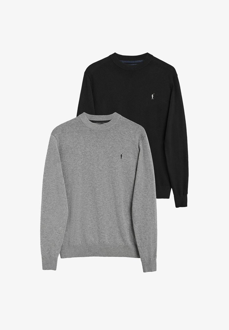 Twee truien, één grijs en één zwart, beide met geribbelde ronde hals en lange mouwen. Elke trui heeft een klein logo op de borst.