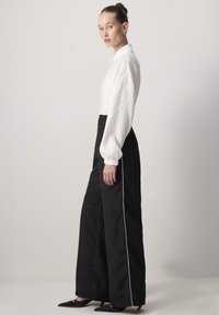 Touché Privé CONTRAST PIPING CUPRA  - Trousers - black