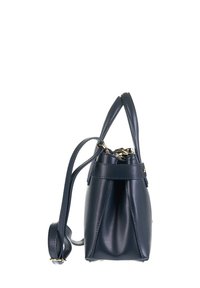 Navyblauwe leren handtas met een gestructureerd ontwerp, bovenhandvat en verstelbare schouderband; voorzien van een metallic sluiting en subtiele stiksels.